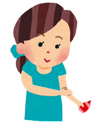 日焼け止めを塗る女性