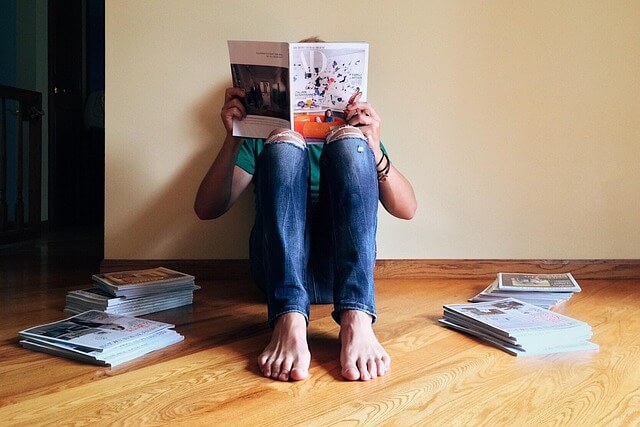 雑誌を読む人
